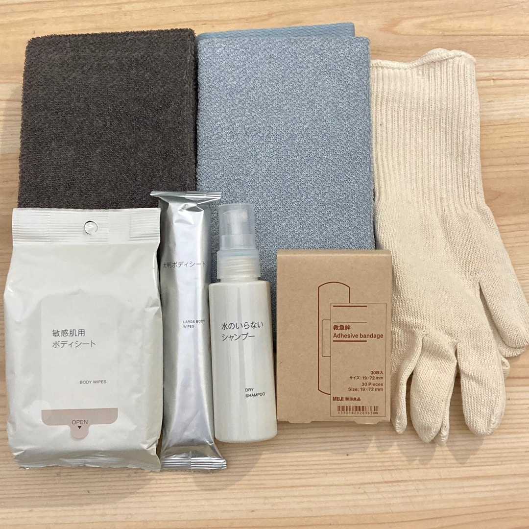 【テラスモール湘南】商品のタオル、軍手、敏感肌用ボディシート、水のいらないシャンプーなど衛生用品を集めた写真