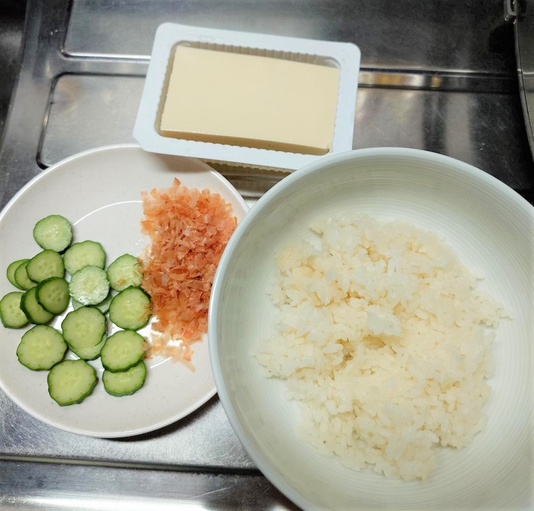 【テラスモール湘南】冷や汁作りに用意したごはん、きゅうり、かつお節、豆腐を並べた写真