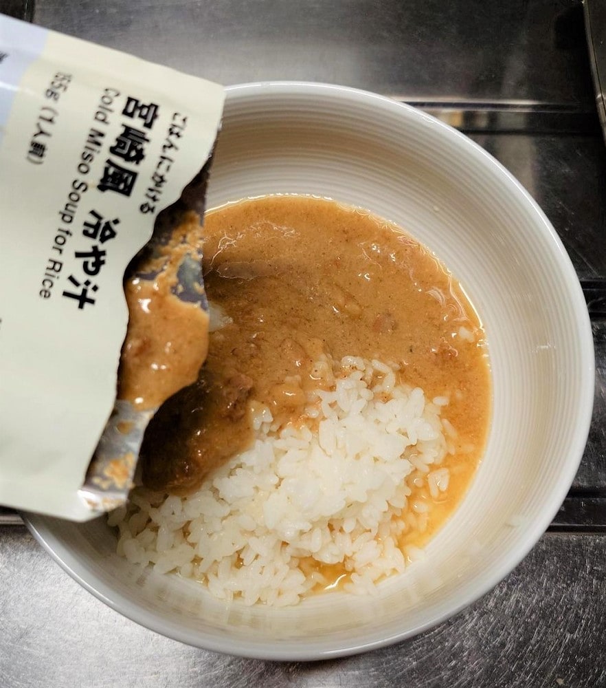 【テラスモール湘南】ごはんを入れた丼に冷や汁の出汁を注ぐ写真