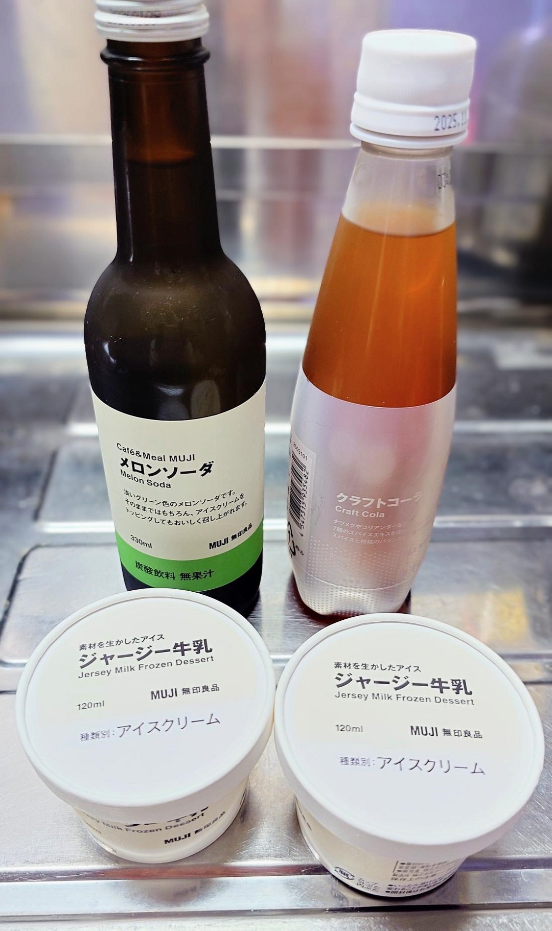 【テラスモール湘南】商品のメロンソーダ、クラフトコーラ、ジャージー牛乳のアイスを並べた写真