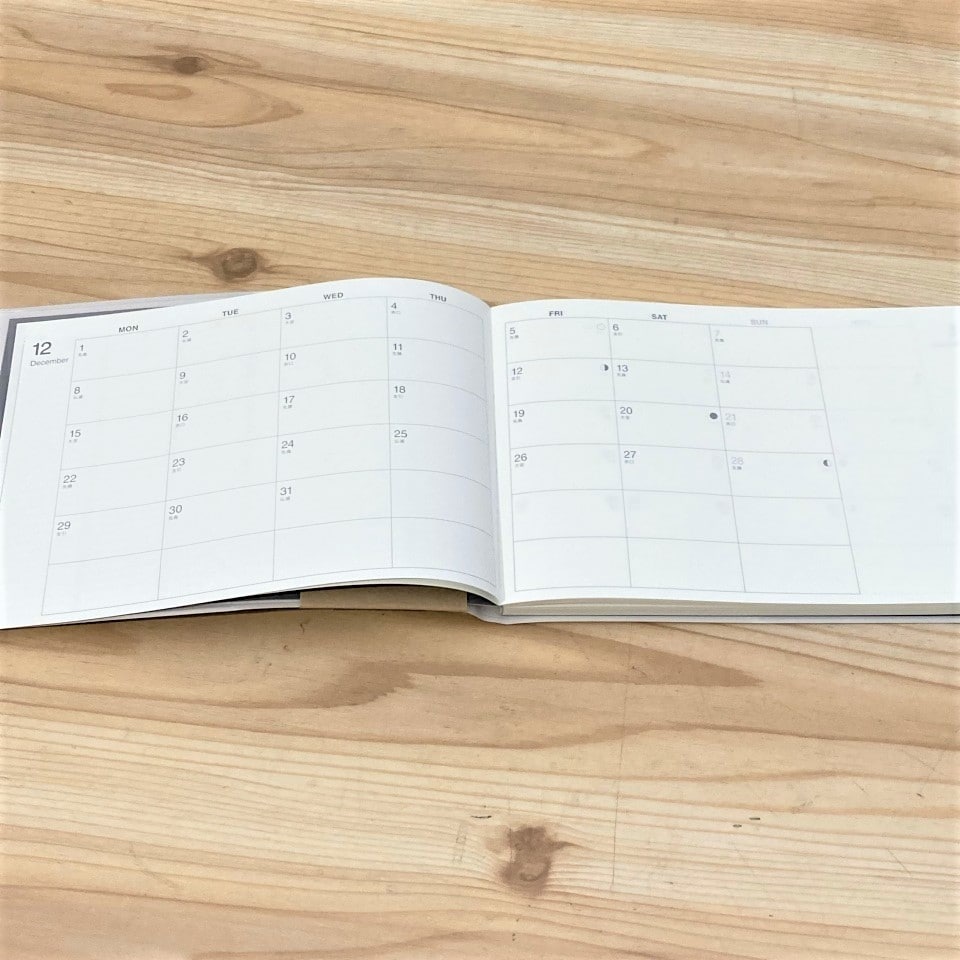 【テラスモール湘南】ハーフサイズのマンスリーウィークリーノートの見開き月間ページの写真