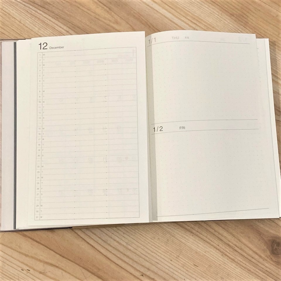 【テラスモール湘南】マンスリーデイリーノートの縦型マンスリーとデイリーページの写真