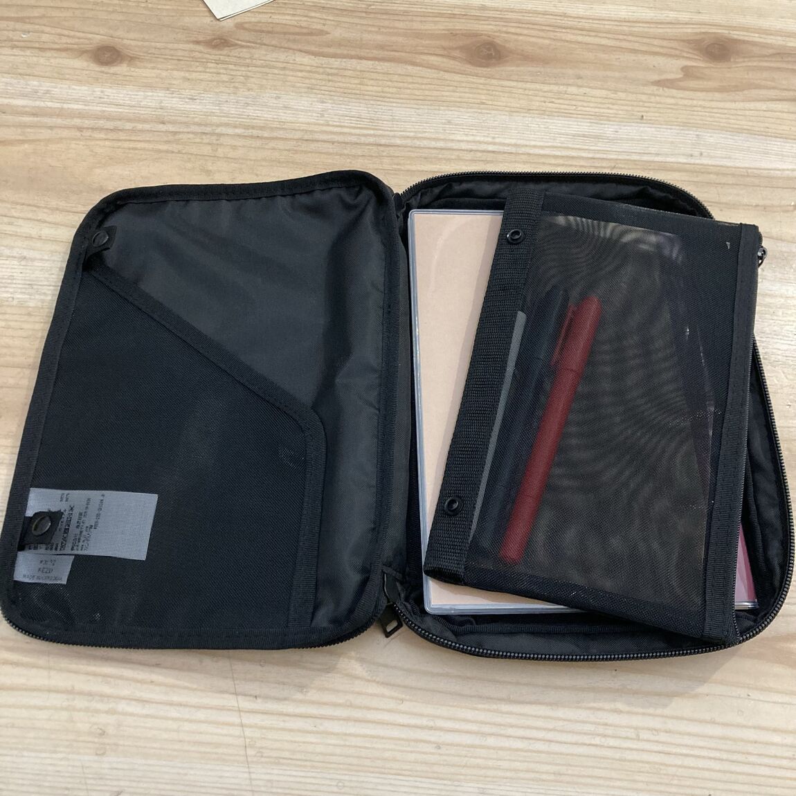 【テラスモール湘南】手帳カバーからペンケースを外した写真