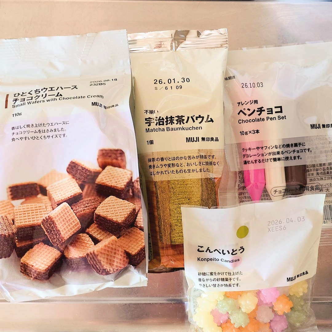 【テラスモール湘南】バウムとウエハースのツリーを作る材料を並べた写真