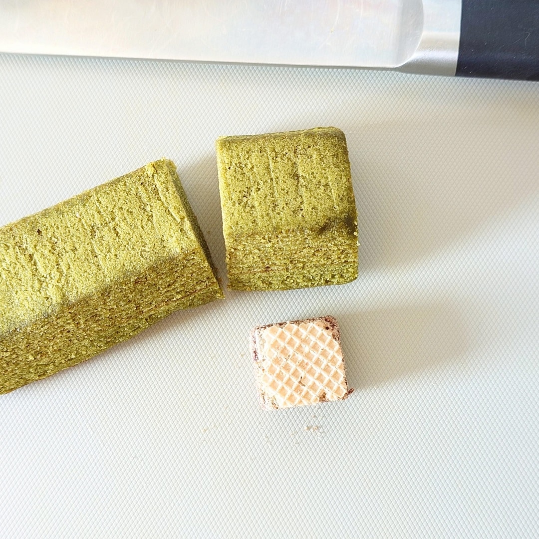 【テラスモール湘南】宇治抹茶バウムをひとくちウエハースの幅より少し厚めに、包丁で切った写真