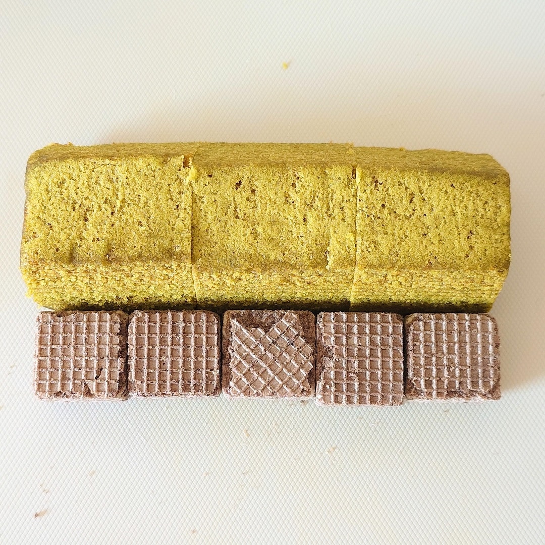 【テラスモール湘南】宇治抹茶バウム1本とひとくちウエハース5個を並行になるよう並べた写真