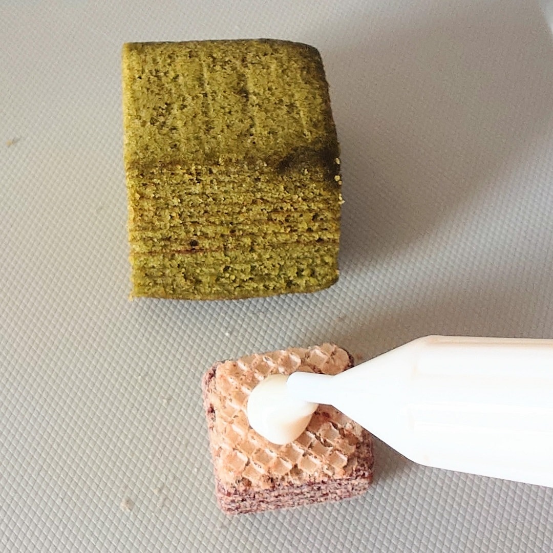 【テラスモール湘南】ひとくちウエハースの上にペンチョコでホワイトチョコを乗せる写真