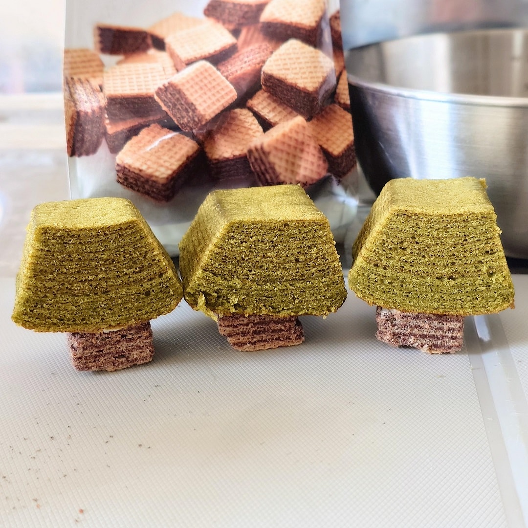 【テラスモール湘南】切った宇治抹茶バウムとひとくちウエハースがくっついて木のような形が出来上がった写真