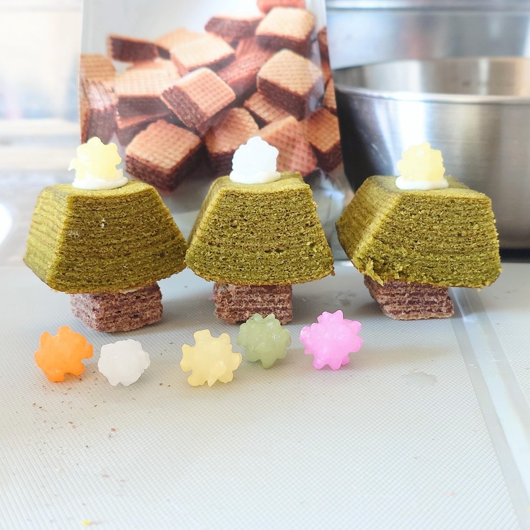 【テラスモール湘南】木の形になったバウムの上にこんぺいとうをチョコでくっつけてクリスマスツリーの星に見立てたものの写真