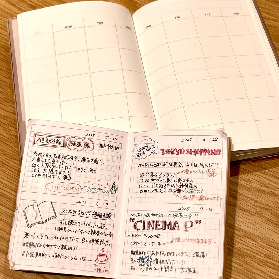 【テラスモール湘南】商品の「上質紙フリースケジュールノート」と、サンプルとして中身を書き込んだ「ノート 2コマ」を開いてテーブルに並べた写真