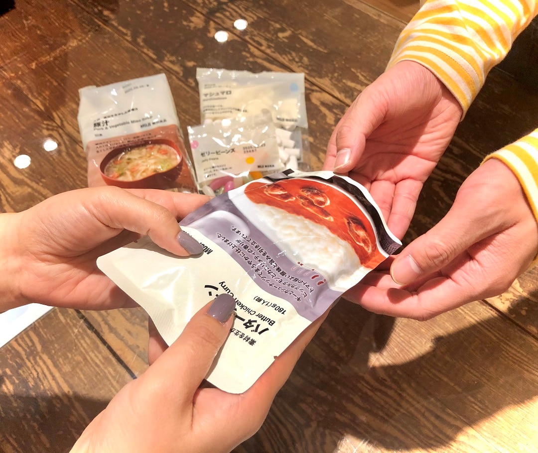 【テラスモール湘南】お持ち込みいただいた食料品をお預かりする場面をイメージした、食品を手渡しで受け取る様子の写真