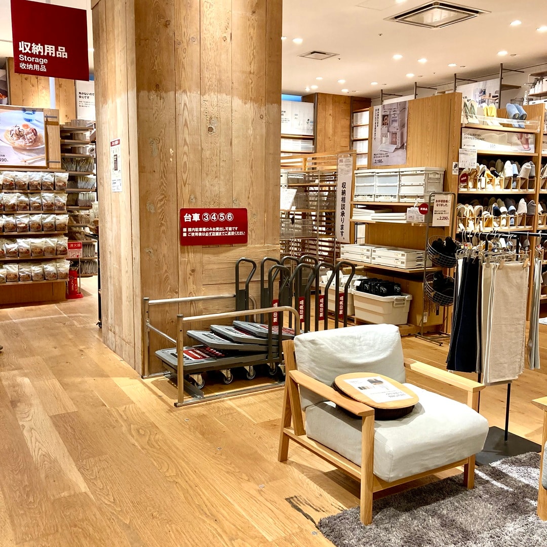 【テラスモール湘南】当店のソファ展示コーナーのそばの、貸し出し用台車保管コーナーの写真