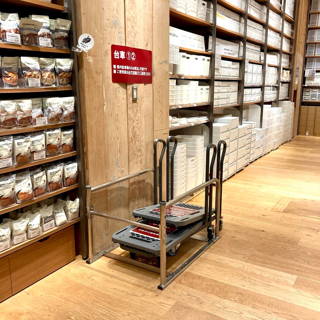 【テラスモール湘南】当店の右奥の壁沿いの貸し出し用台車設置コーナーの写真