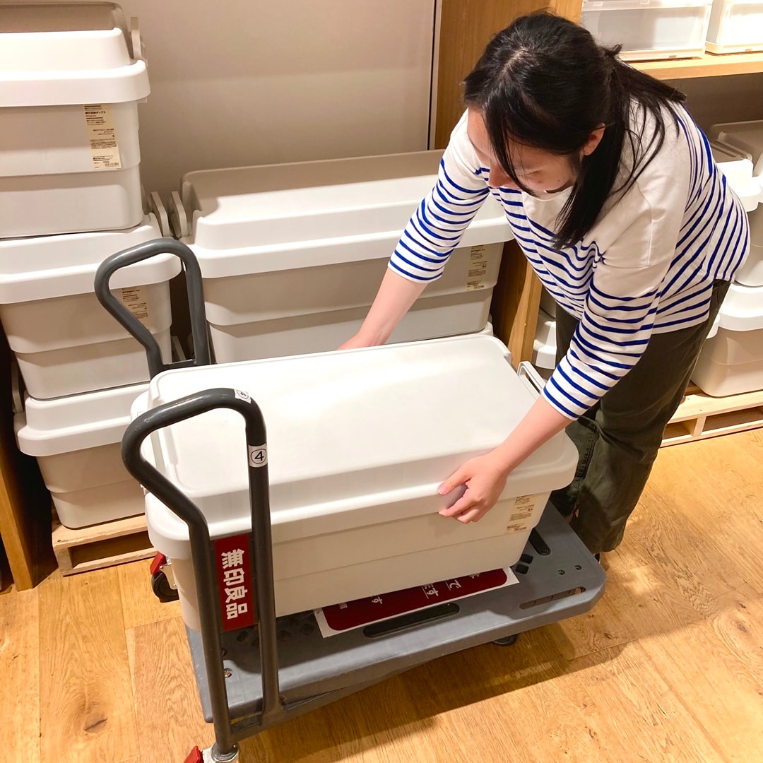 【テラスモール湘南】貸し出し用台車に頑丈収納ボックス特大サイズを１点積んでいる写真