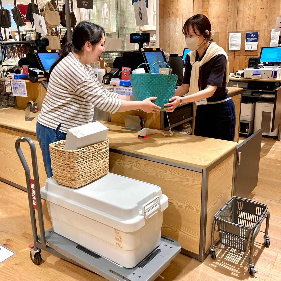 【テラスモール湘南】商品を貸し出し用台車ごとレジへお持ち込みする様子の写真