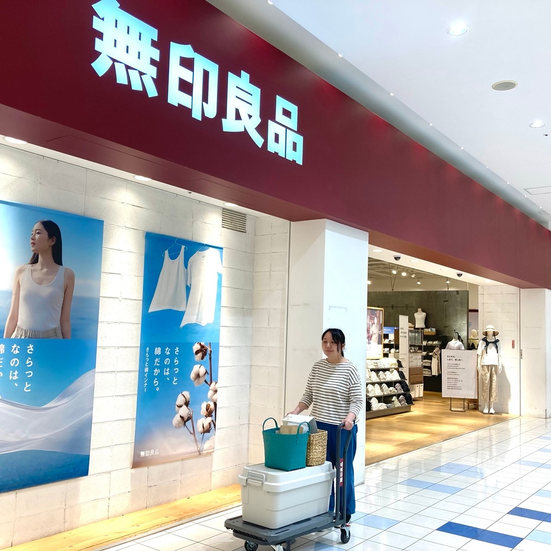【テラスモール湘南】お会計後の商品が乗った貸し出し用台車を押して、テラスモール湘南の立体駐車場へ向かっているイメージの写真