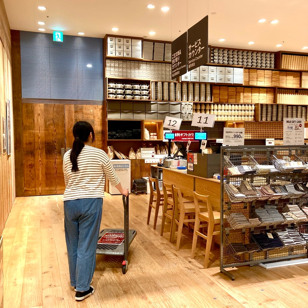 【テラスモール湘南】使い終わった貸し出し用台車をサービスカウンターへ返却に来ている様子の写真