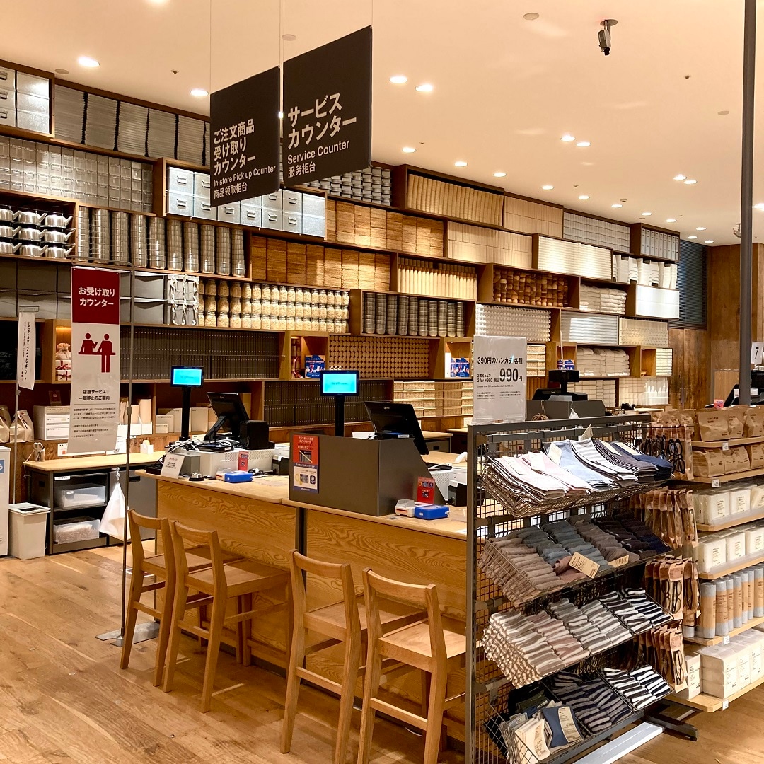 【テラスモール湘南】当店内左奥のサービスカウンターの写真