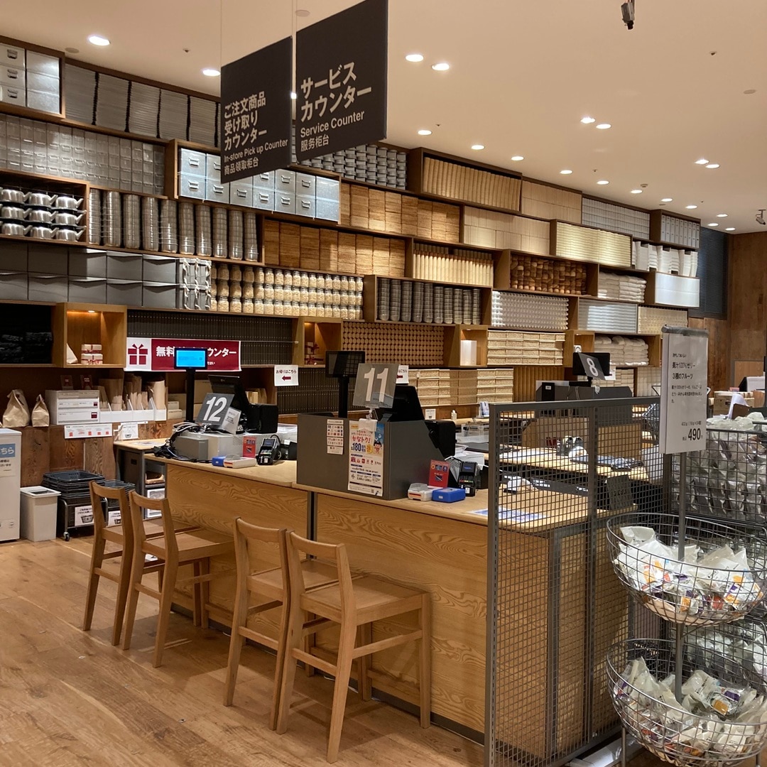 【テラスモール湘南】当店内左奥のサービスカウンターの写真