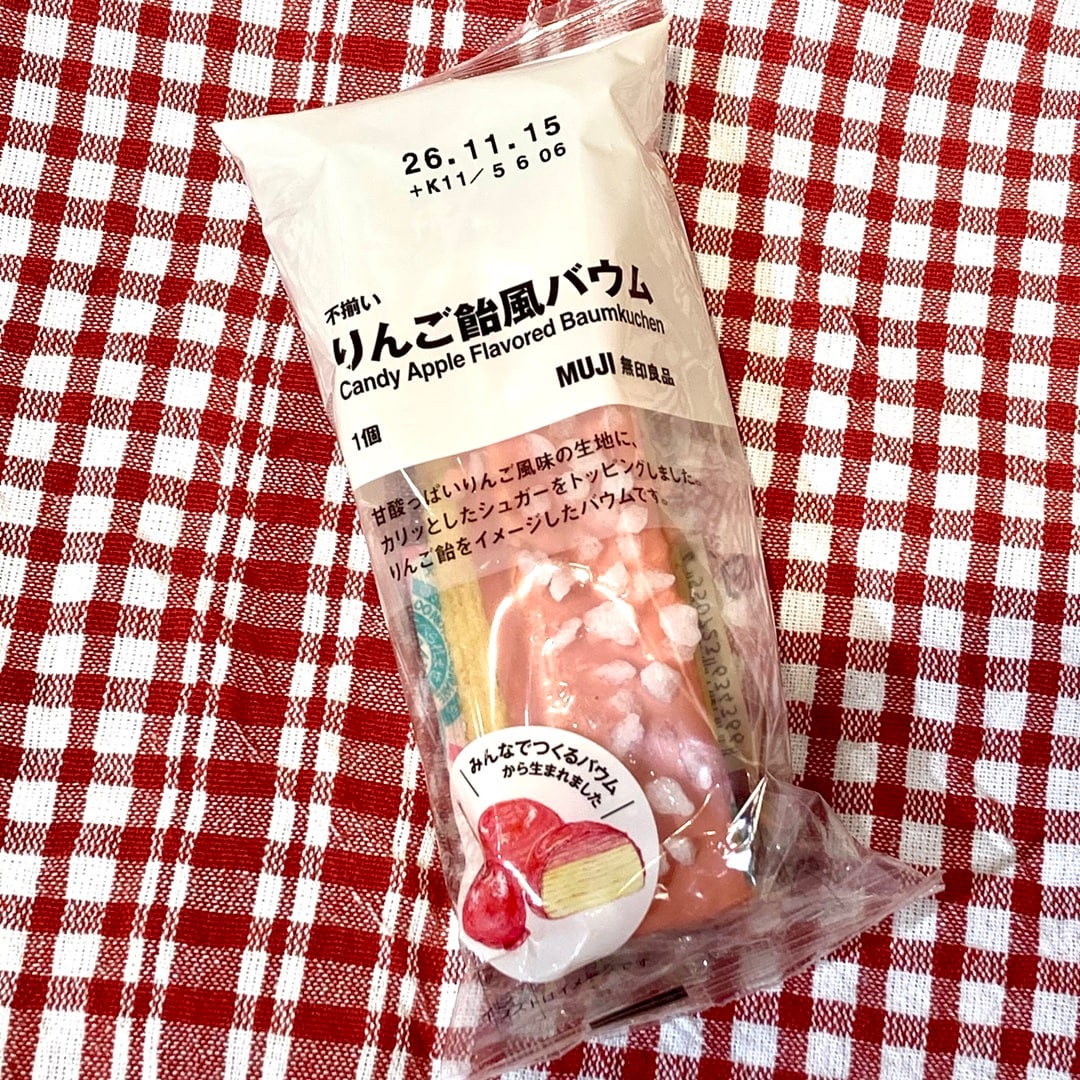【テラスモール湘南】赤いチェックのクロスに袋入りのりんご飴風バウムを乗せた写真