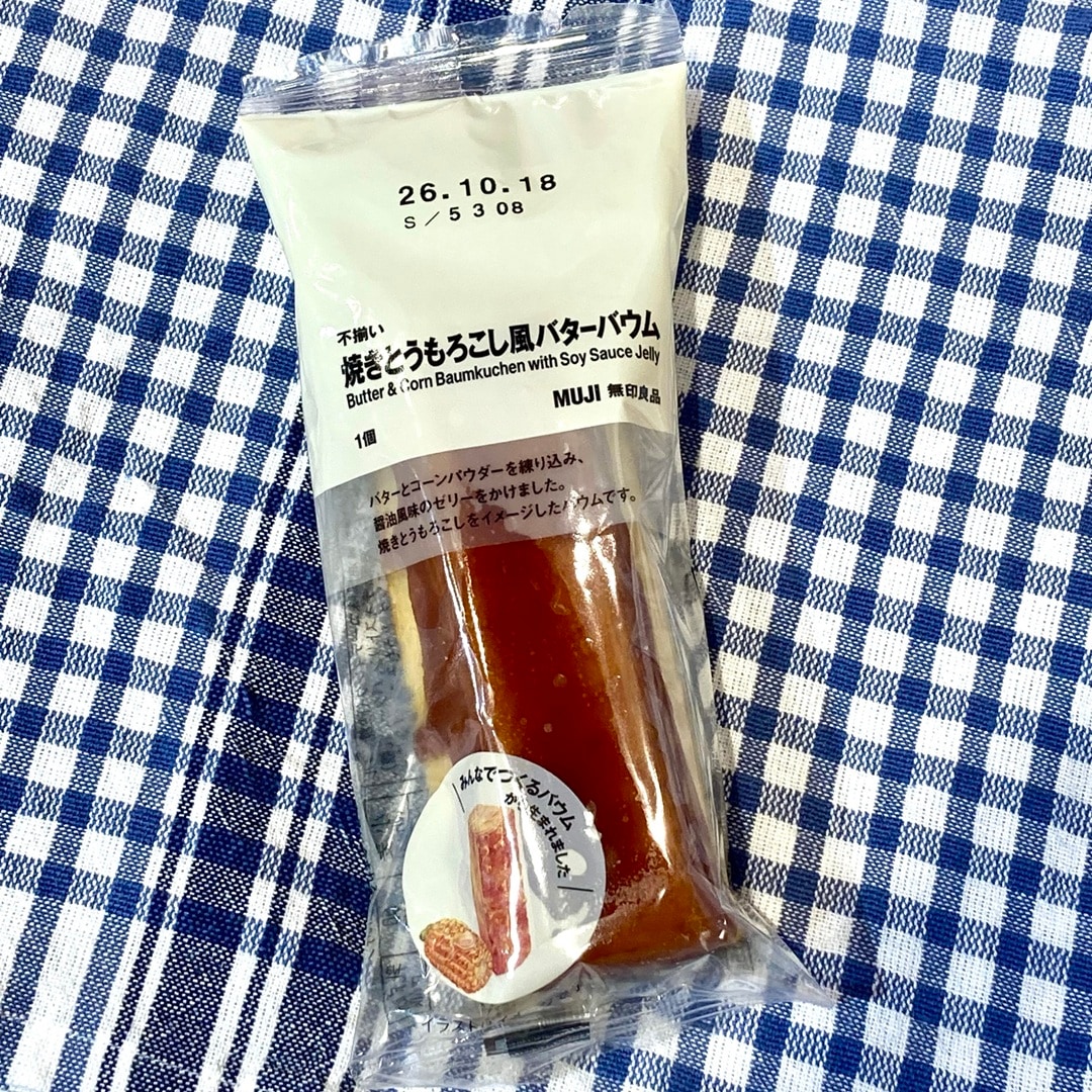 【テラスモール湘南】青いチェックのクロスに袋入りの焼きとうもろこし風バターバウムを乗せた写真