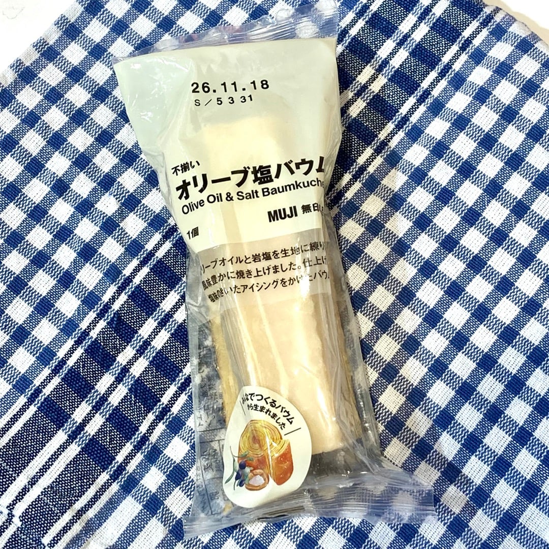 【テラスモール湘南】青いチェックのクロスの上に袋入りのオリーブ塩バウムを乗せた写真
