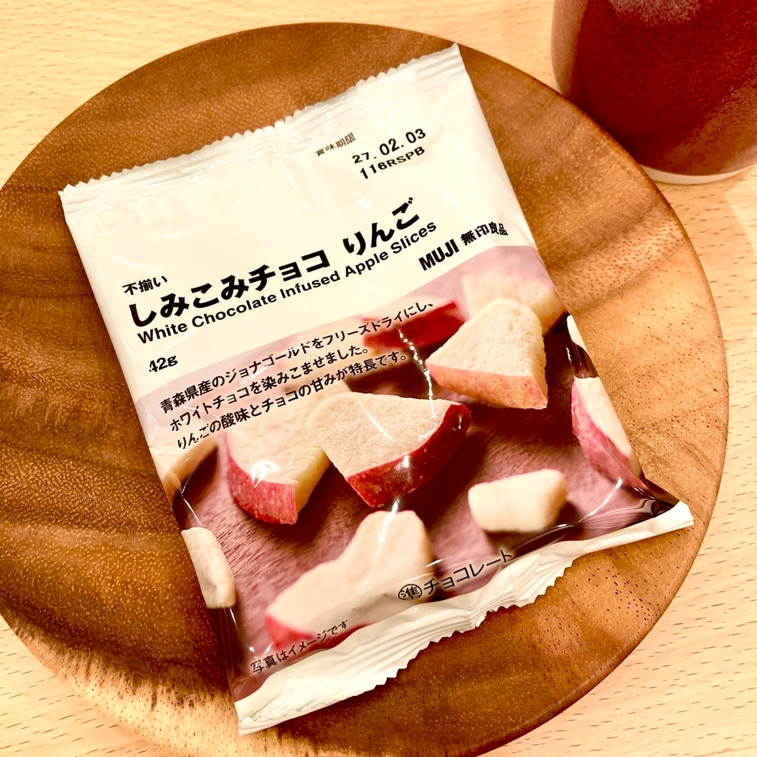 【テラスモール湘南】木のお皿に、商品のしみこみチョコ・りんごの袋を乗せた写真