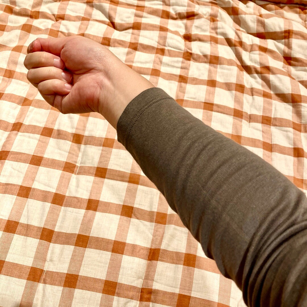 【テラスモール湘南】あったか綿シリーズの厚手でグレー色の長袖の肌着を着た状態の腕の写真