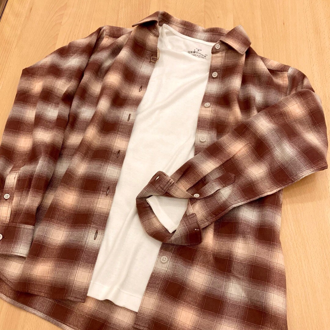 【テラスモール湘南】商品のフランネルシャツの前と袖口を開け、中にあったか綿シリーズの肌着を見えるように重ねてテーブルに広げた写真