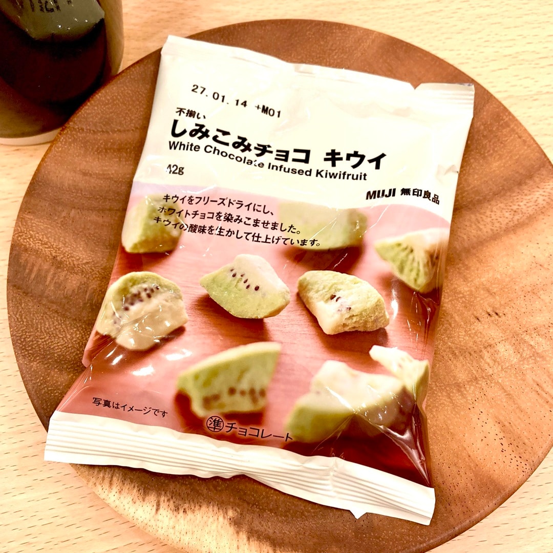 【テラスモール湘南】木のお皿に商品の「しみこみチョコ・キウイ」の袋を乗せた写真