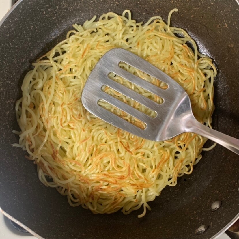 麺を焼いている様子