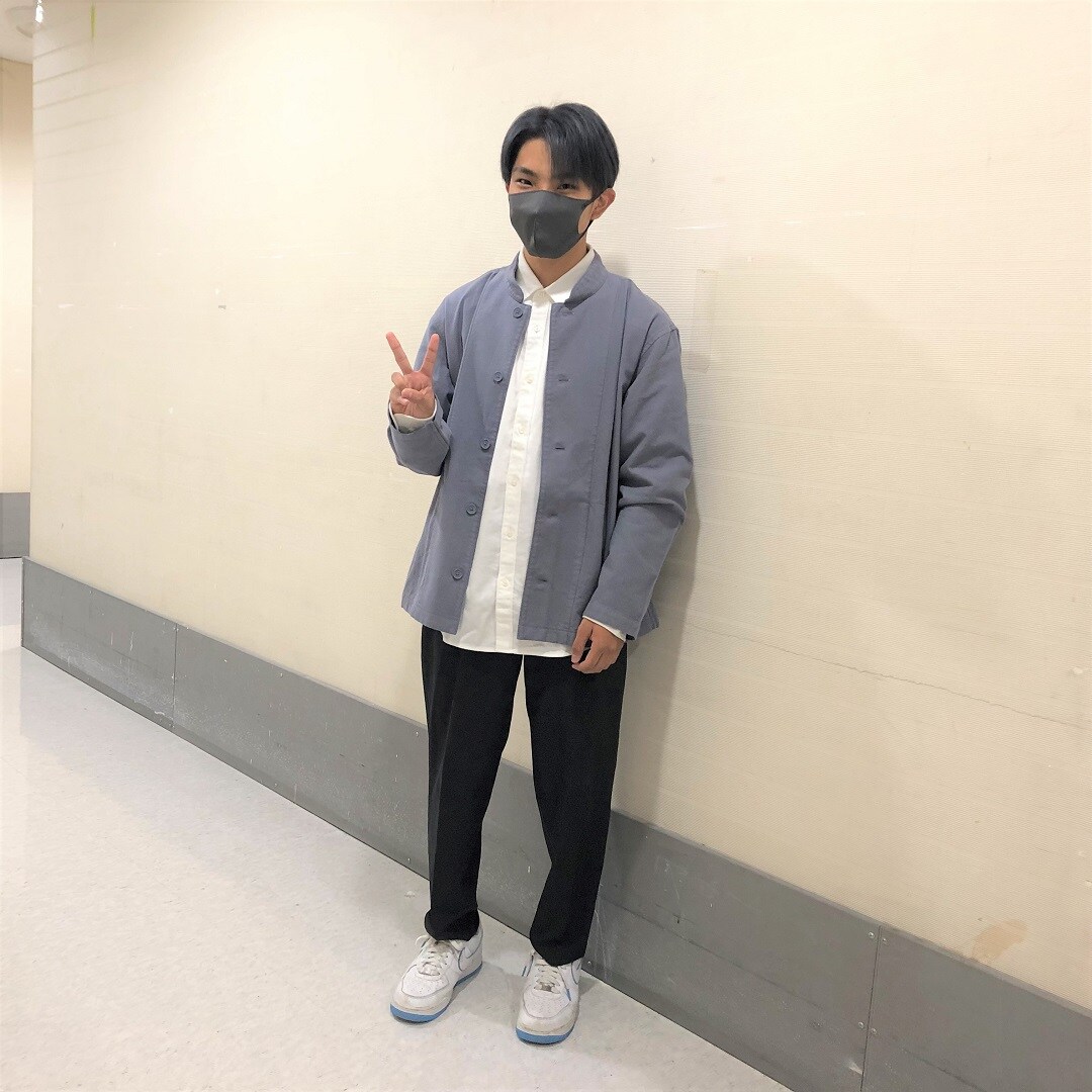 正面でピースをしている写真