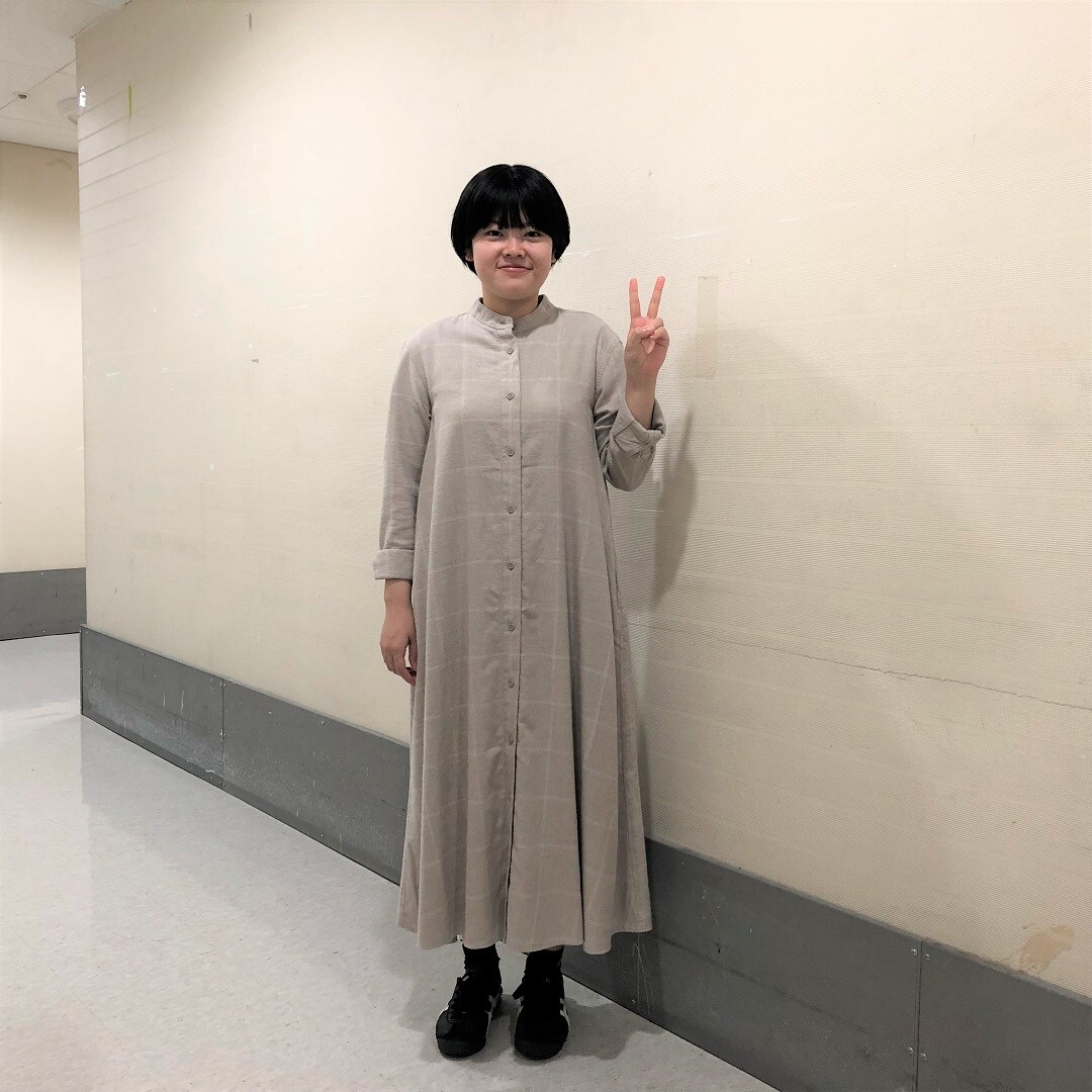 正面でピースをしている写真2