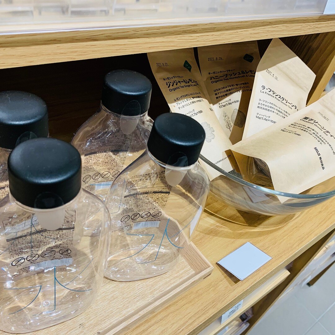 水のボトルと茶葉パッケージ