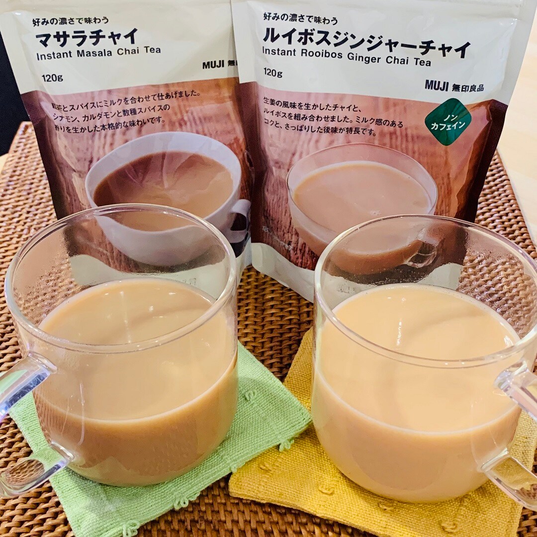 チャイ２種が入ったカップを並べている写真