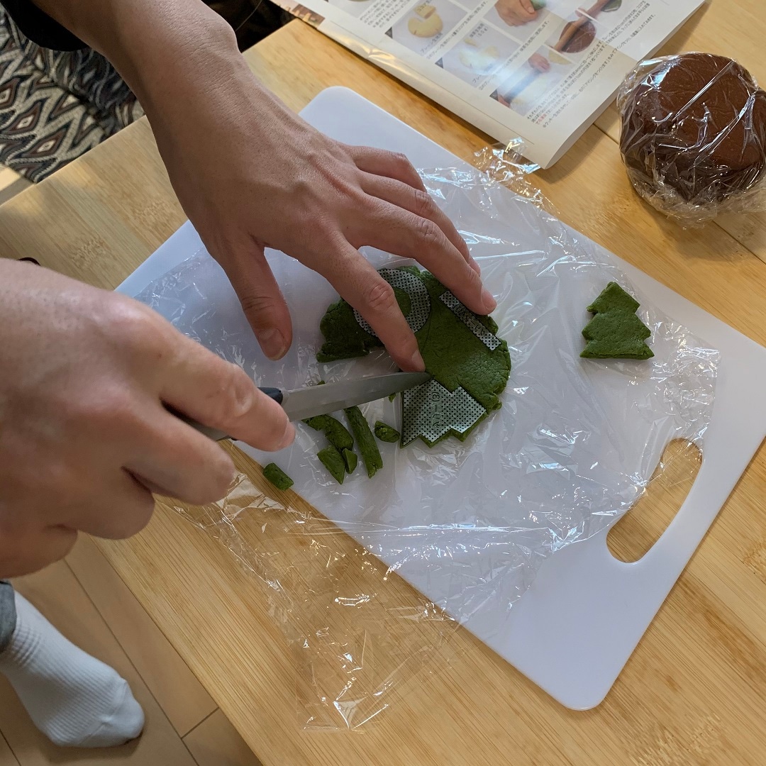 生地をカットしている様子