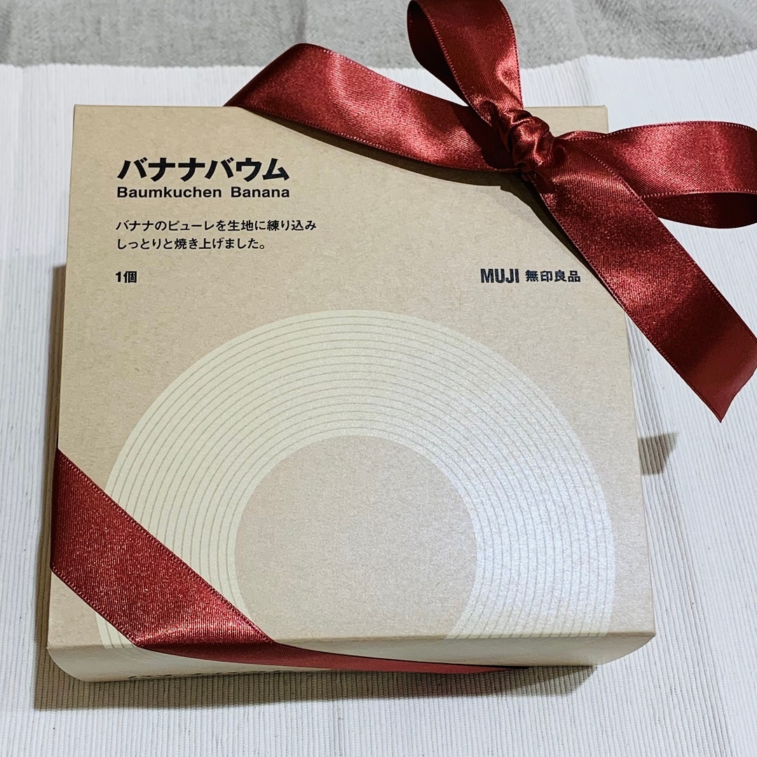 ギフトボックスにリボンをかけた様子