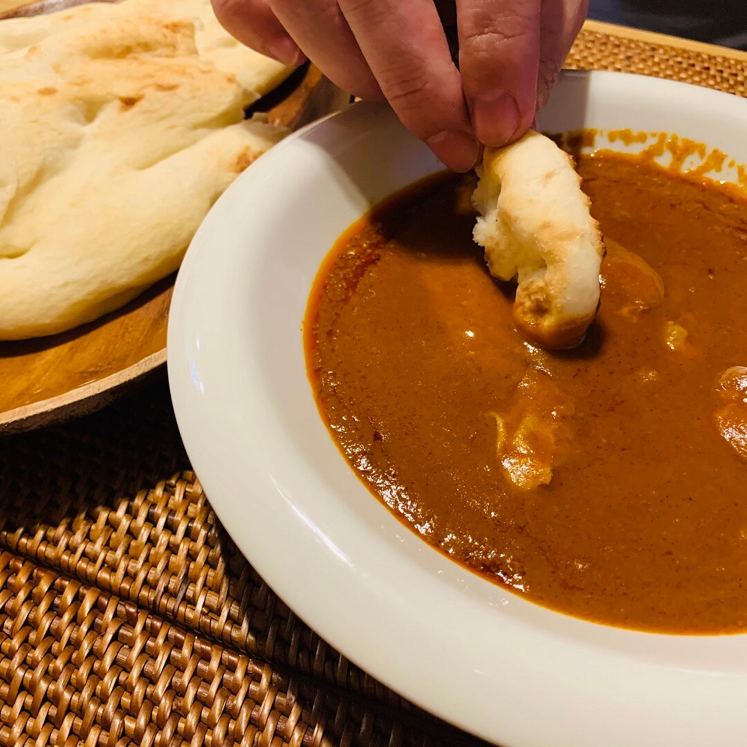 ナンをカレーにつけている様子