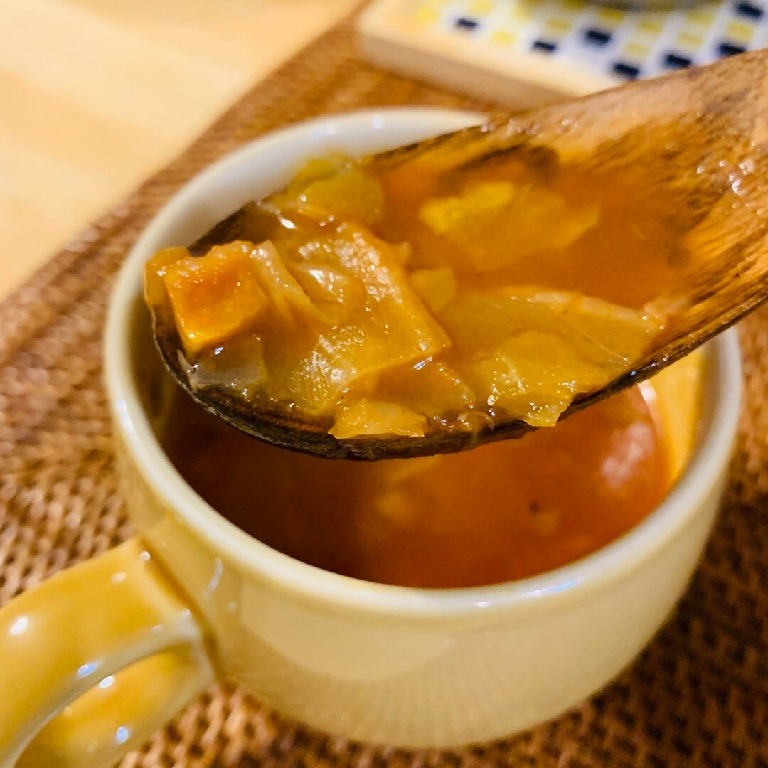 ミネストローネをスプーンですくっている様子