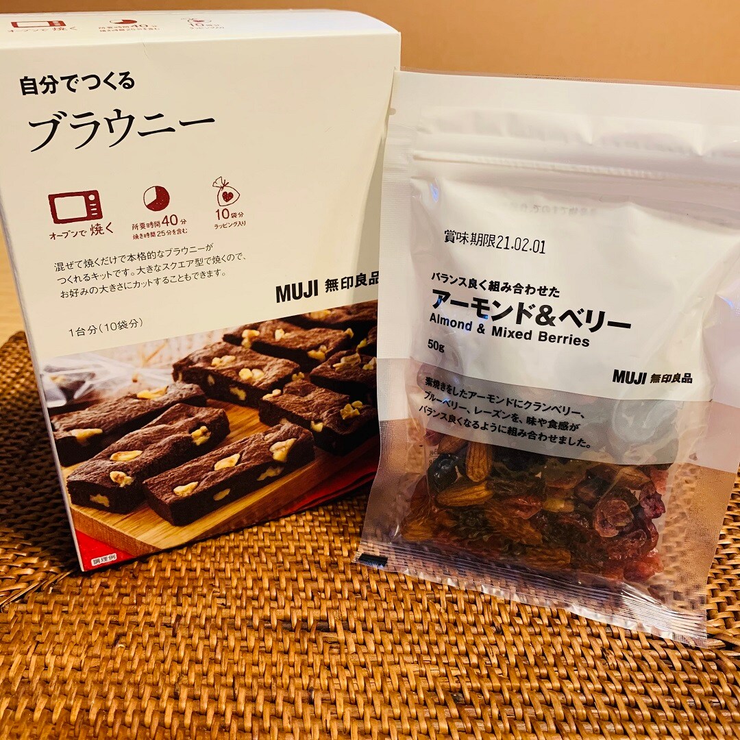 ブラウニーのキットとアーモンド&ベリーのパッケージ