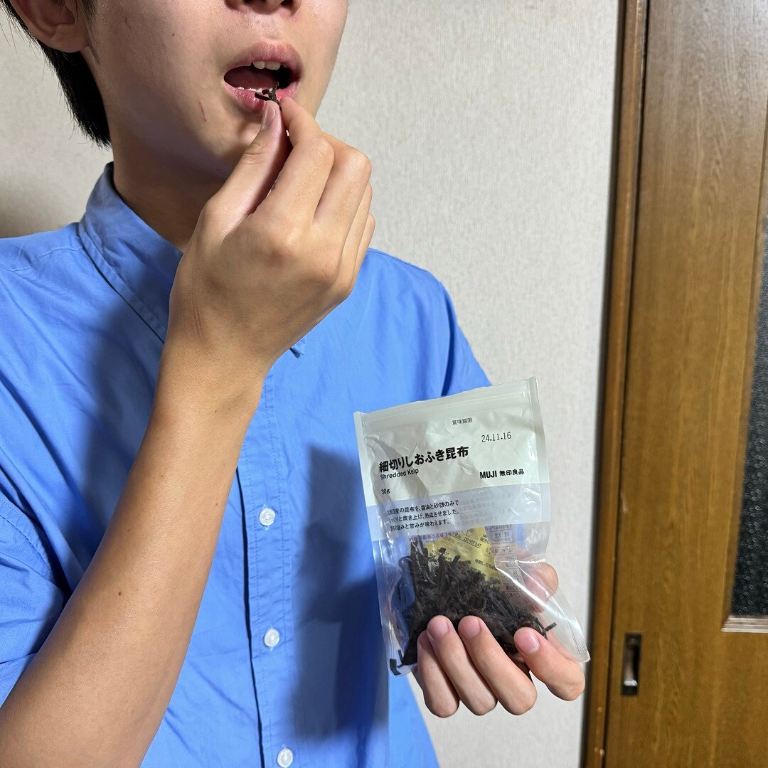 そのまま昆布を食べている写真