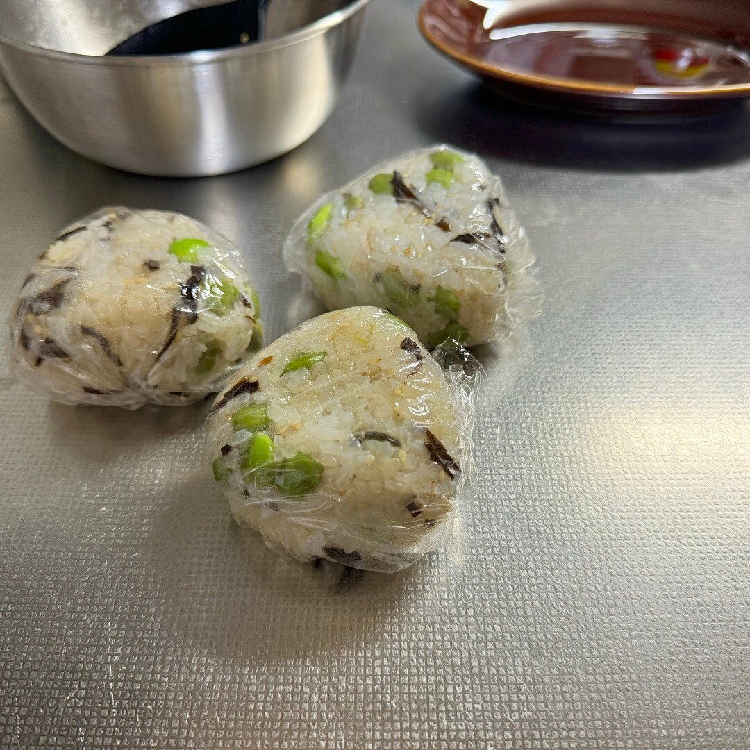 ラップに包んだおにぎりの写真