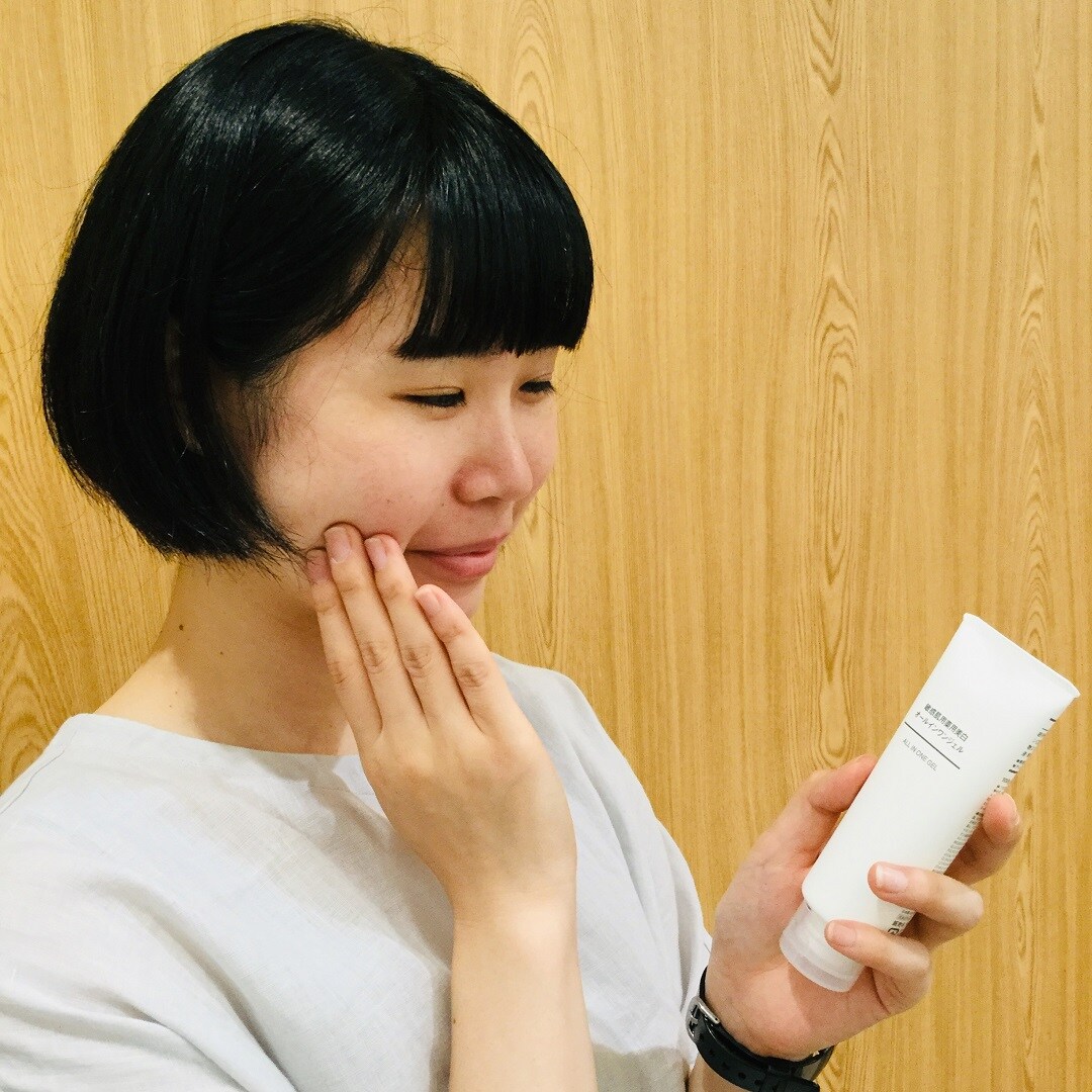 【イオンモール福津】顔に手を添えた写真