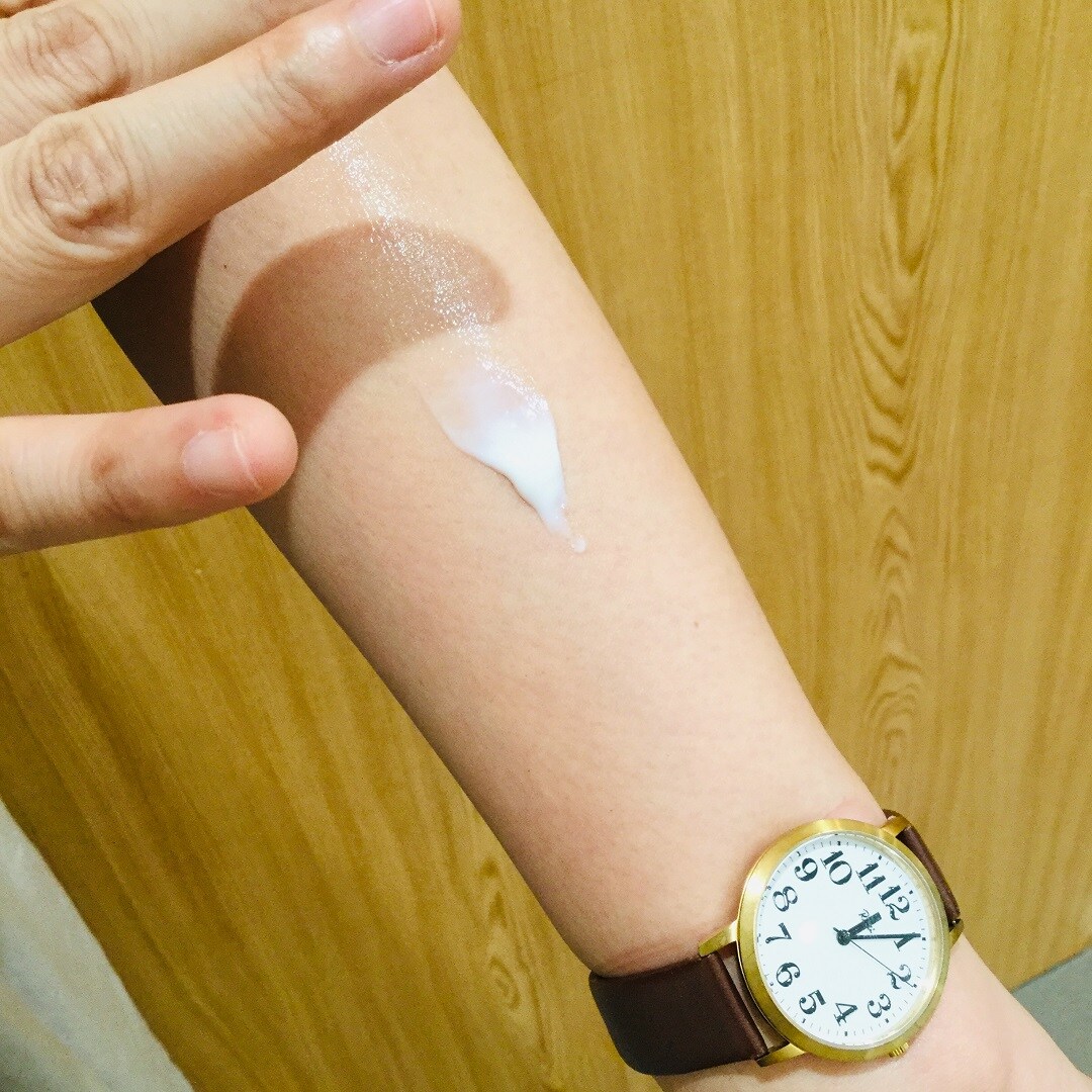 【イオンモール福津】腕に日焼け止めを伸ばした画像