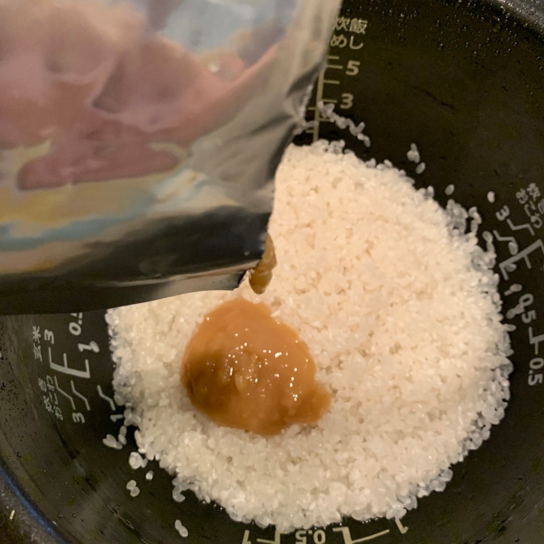 お米２合をとぎ、「ごはんの素」を入れます。