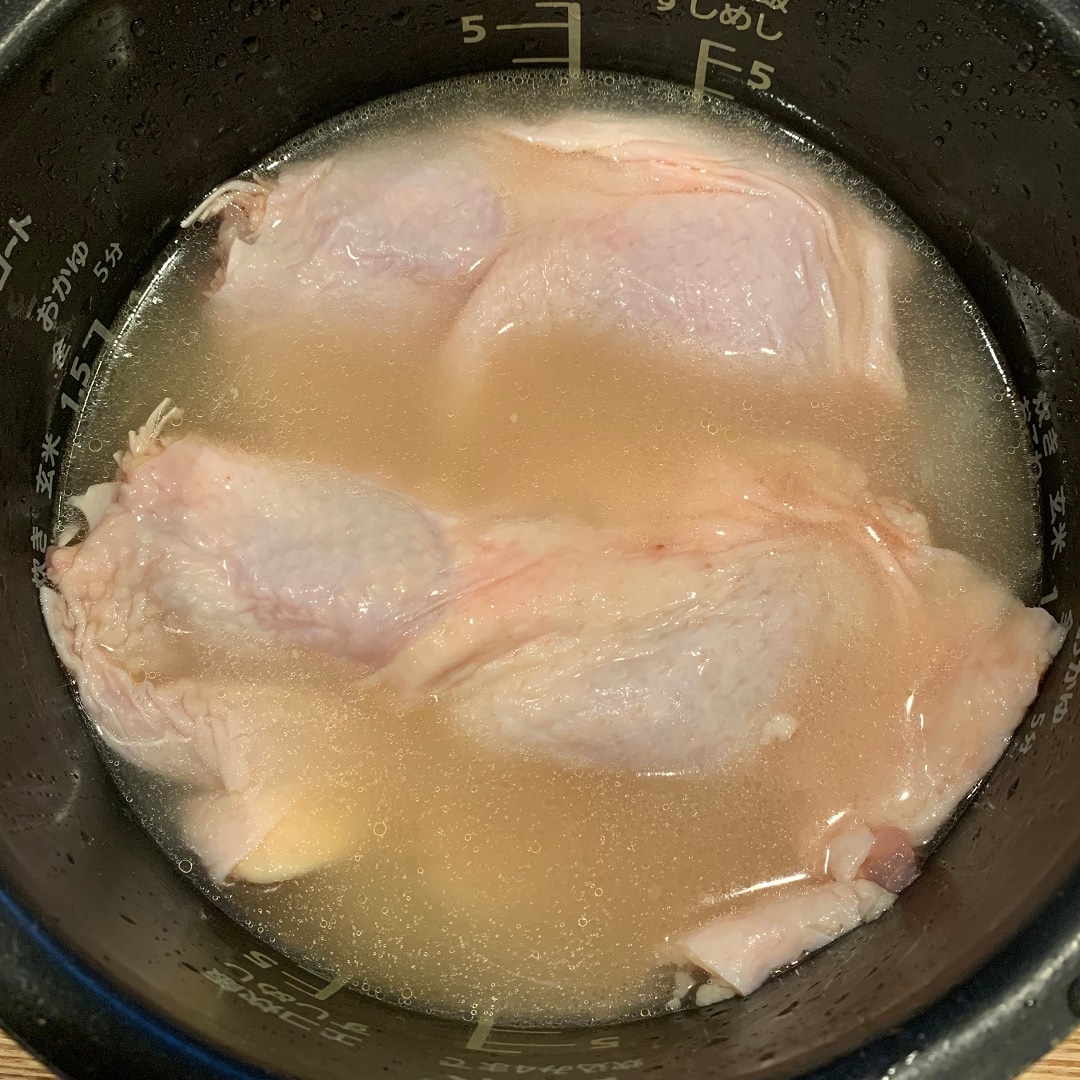 鶏もも肉の皮目が上になるように乗せて炊飯