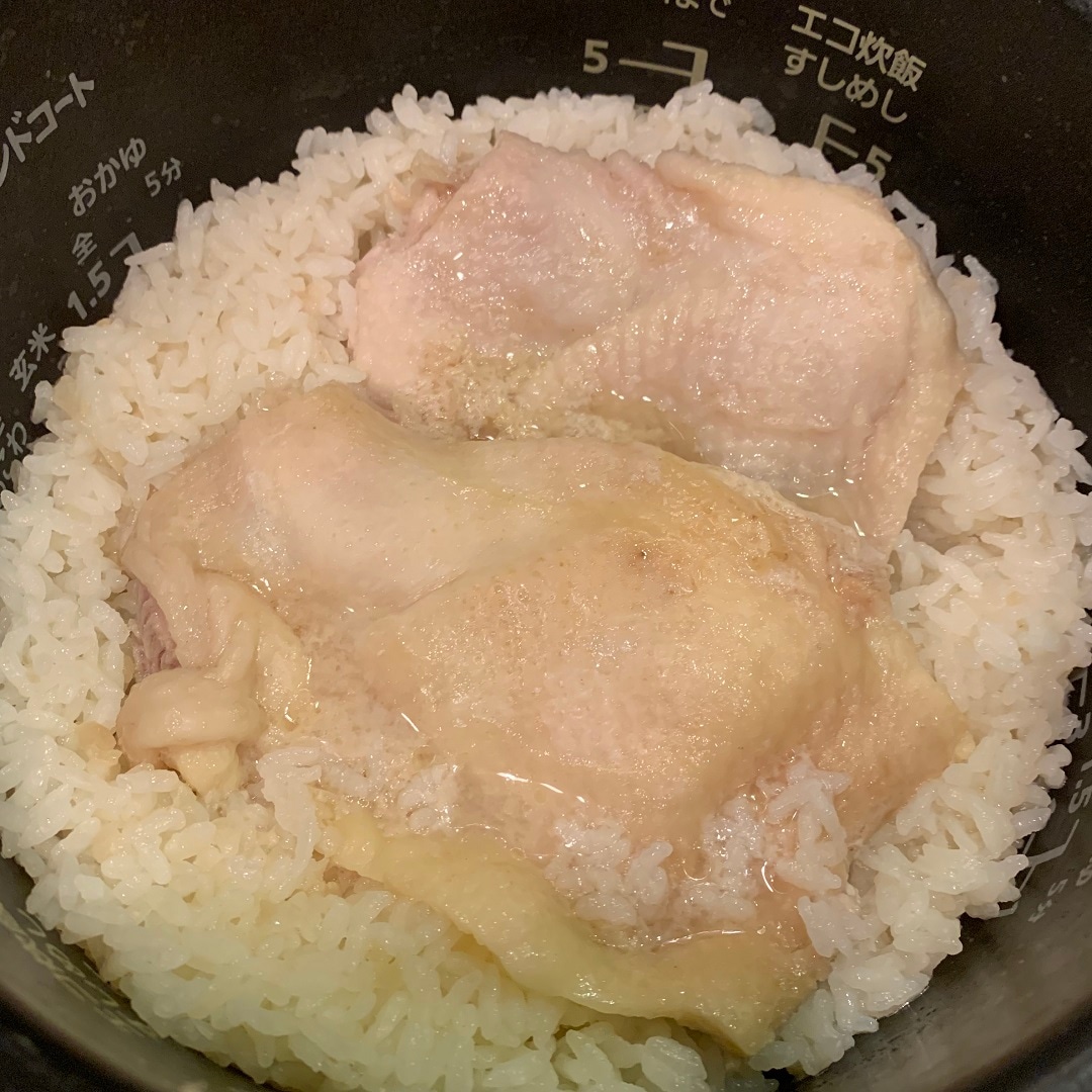 炊きあがったら鶏もも肉を取り出して切り、炊いたごはんと一緒に盛り付けます。