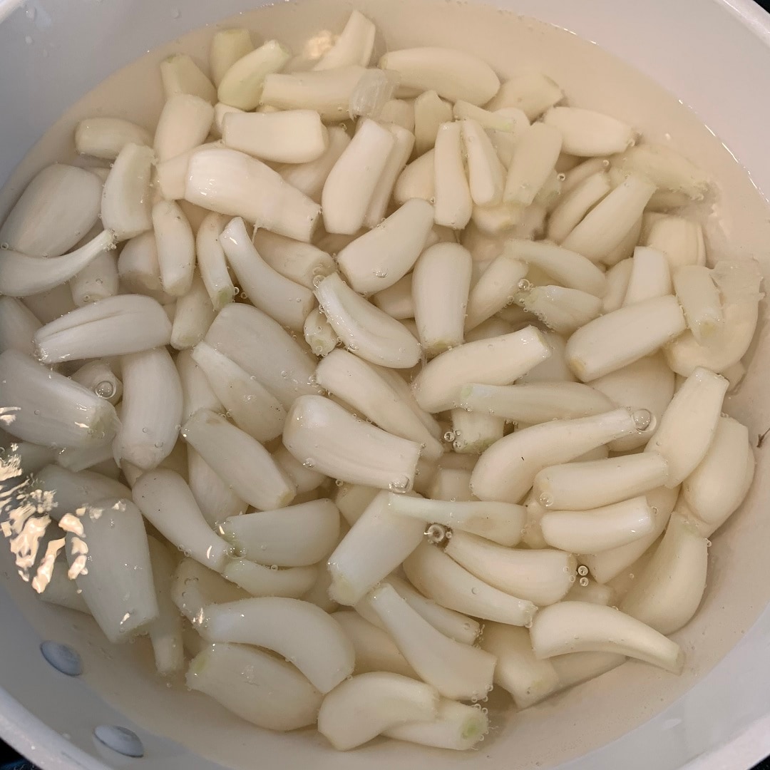 らっきょうをさっと湯がきます。