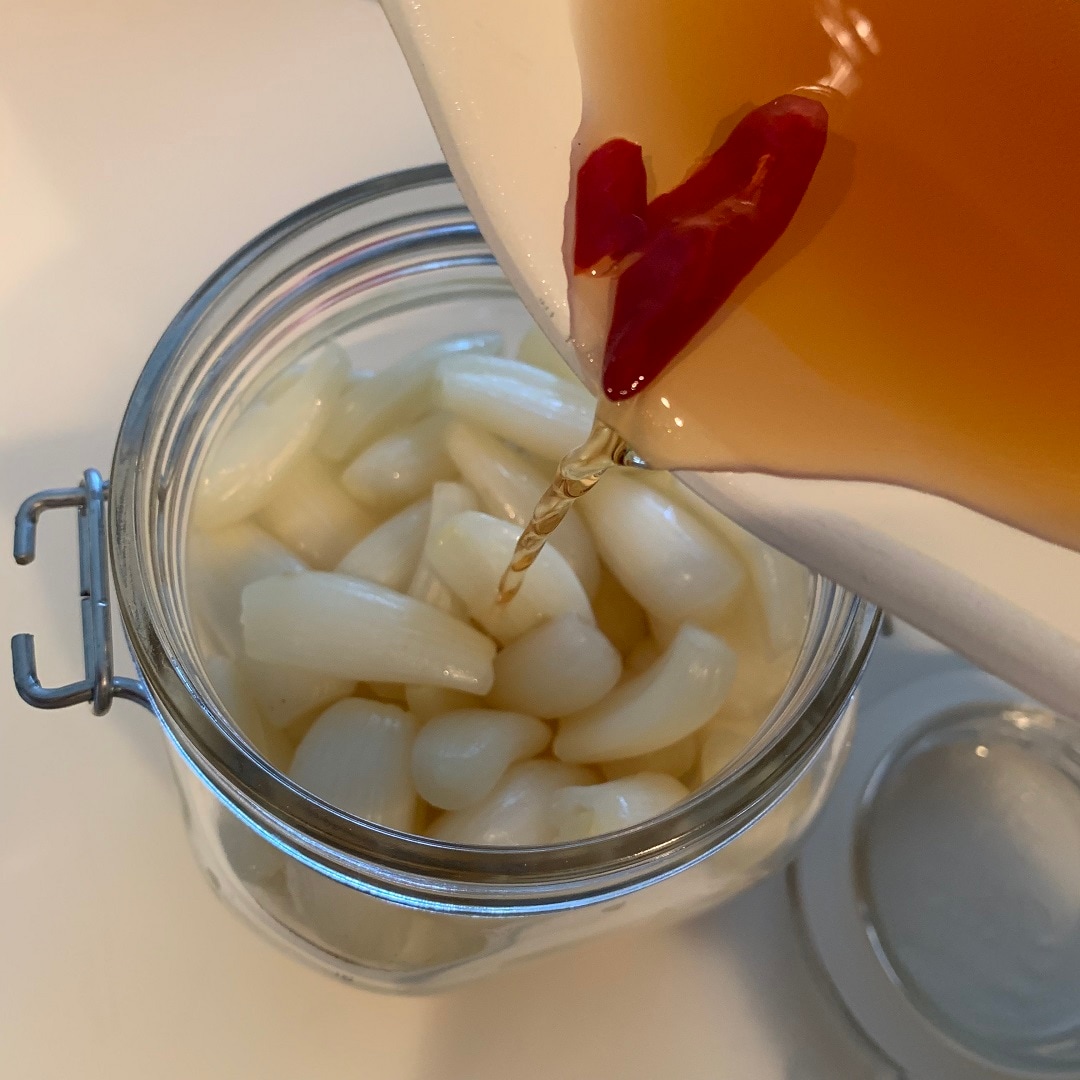 らっきょうを瓶に詰め、甘酢を注ぎ入れます。