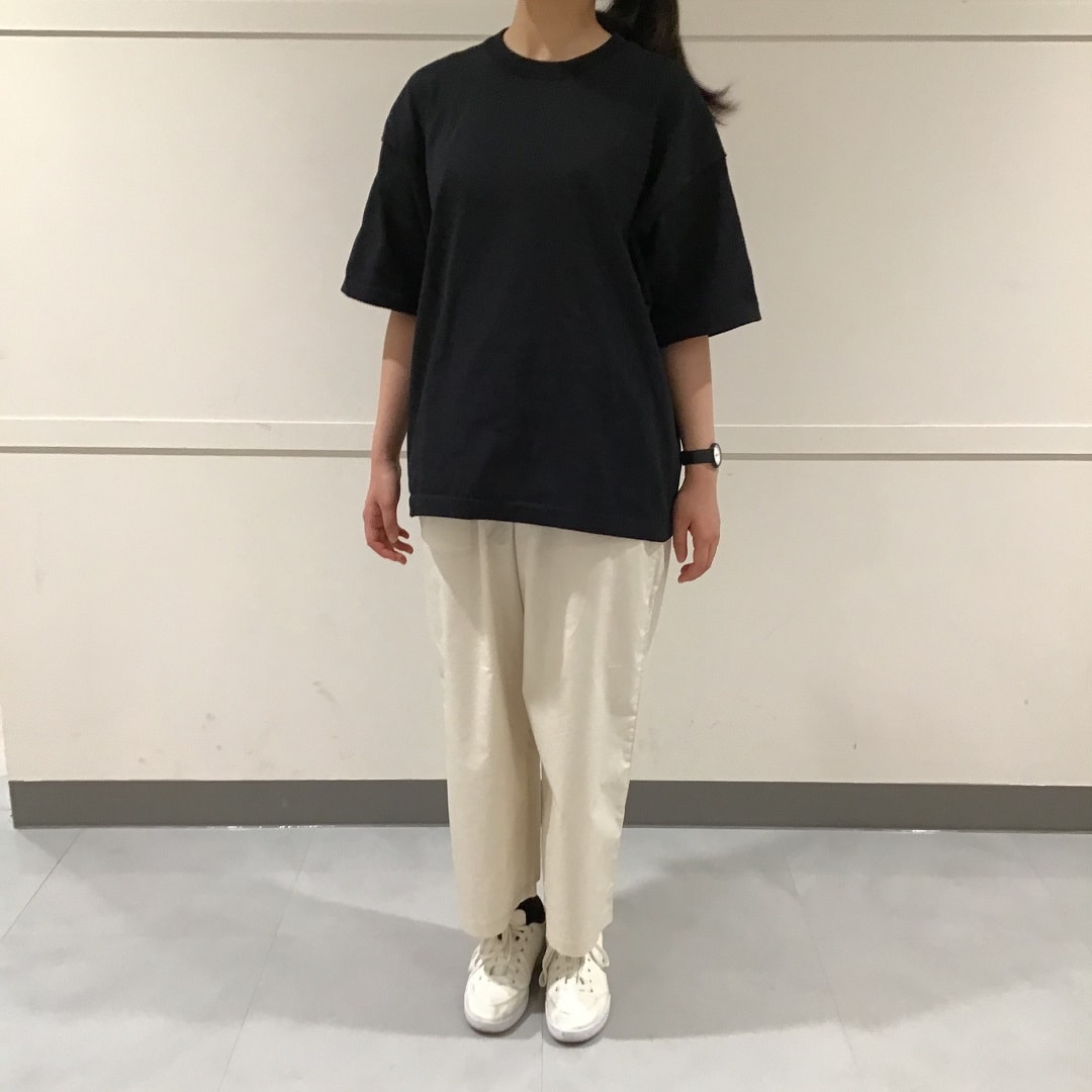 丈夫で洗えるニットＴシャツ女性スタッフ着用